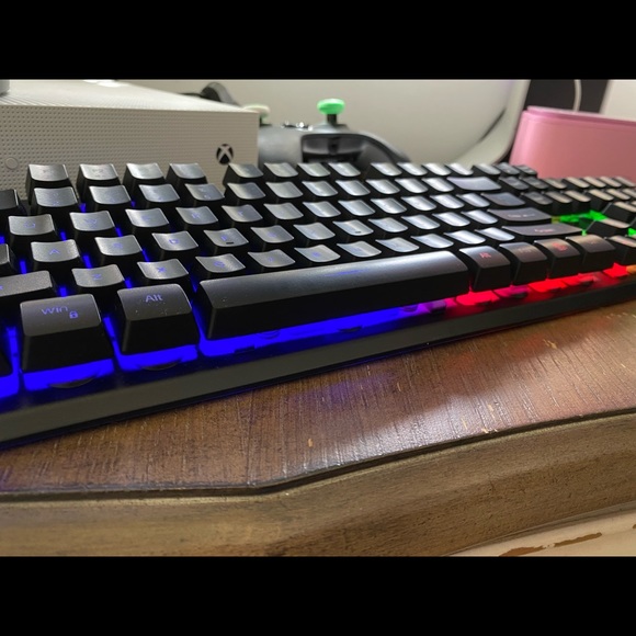 RGB Keyboard with Interchangeable Keycaps - Picture 4 of 5